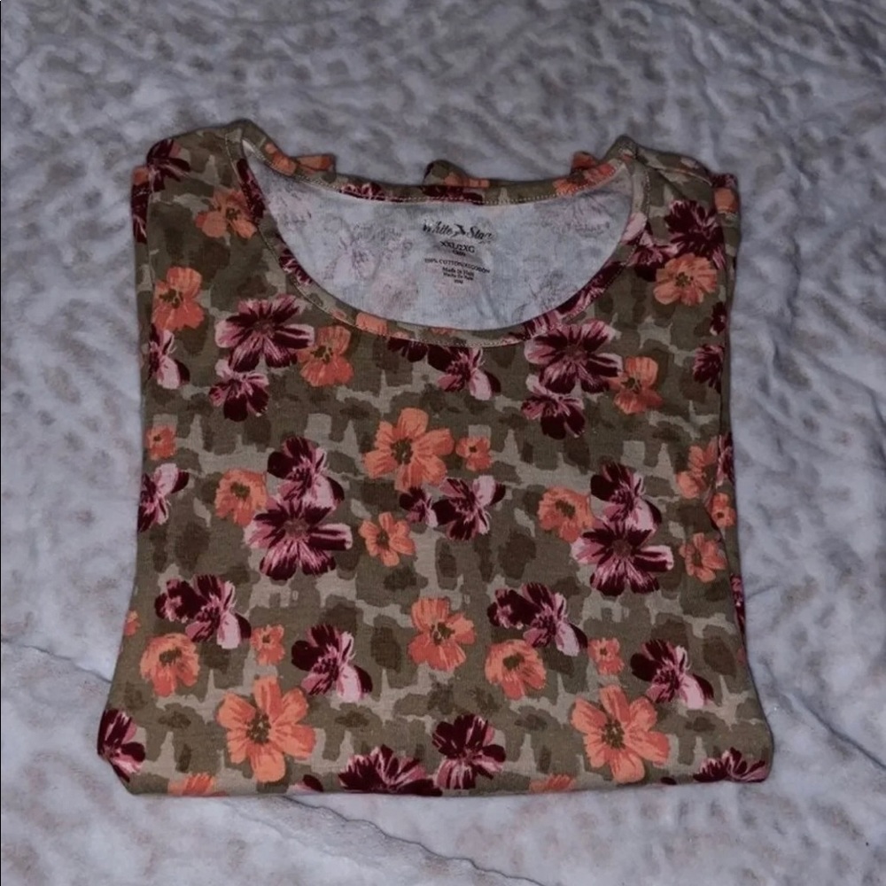 🧸SALE Flower Shirt 🧸 - Picture 2 of 6